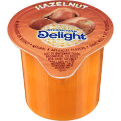 International Delight cápsula vertida en taza de café que añade cremosidad instantánea