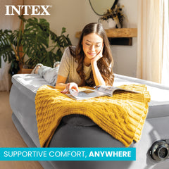 Intex detalle de la bomba eléctrica integrada para inflado en minutos