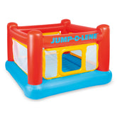 INTEX vista frontal del Jump-O-Lene mostrando entrada y paredes altas, seguridad visible