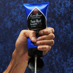 Jack Black textura en mano con crema y partículas que exfolian suavemente