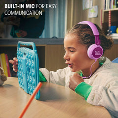 JBL Junior 320 en uso por niña, diseño seguro y manejable
