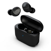 JLab estuche abierto mostrando earbuds y carga rápida, portátil y práctico