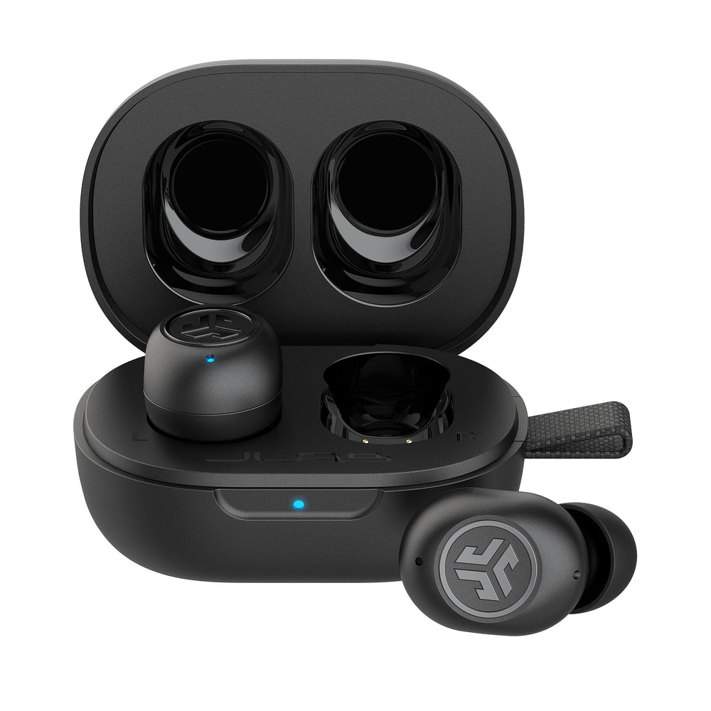 JLab JBuds Mini vista frontal del estuche mostrando carga y portabilidad