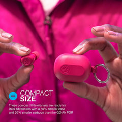 JLab JBuds Mini estuche abierto con auriculares y carga visible para portabilidad