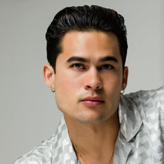 JOHNNY B. aplicación en manos demostrando control y fácil distribución