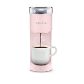 Keurig K-Mini vista frontal en Dusty Rose, compacto y elegante para espacios pequeños