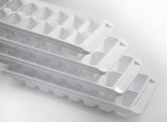 Kitch cubos extraídos en primer plano listos para bebidas frías