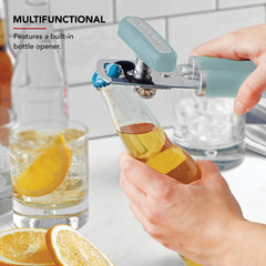 KitchenAid abrelatas en uso abriendo una lata con agarre seguro y control