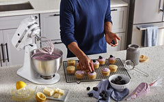KitchenAid cabeza inclinada abierta para añadir ingredientes con facilidad