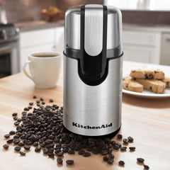 KitchenAid molinillo en uso mientras se vierte café molido, comodidad al preparar