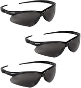 KLEENGUARD Nemesis vista frontal del pack de 3 mostrando diseño deportivo y protección