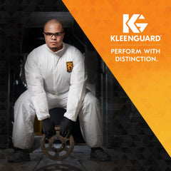 KleenGuard gafas Nemesis en trabajador en obra demostrando confort y seguridad laboral
