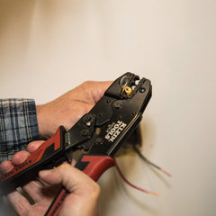 Klein Tools cavidades codificadas por color para 10–22 AWG, identificación rápida
