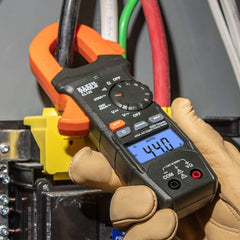 Klein Tools CL120 pantalla LCD retroiluminada mostrando lecturas claras en baja luz