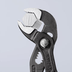 KNIPEX Cobra en uso sobre un tubo demostrando bloqueo seguro