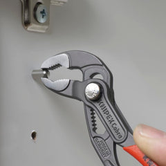 KNIPEX Cobra unión en caja y doble guía garantiza alta estabilidad