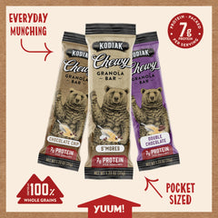 Kodiak Cakes barra sabor S'mores en mano, práctica para snack en excursiones y rutas