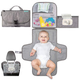Kopi Baby cambiador frontal gris clásico, compacto y listo para viajar