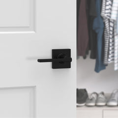 Kwikset Casey detalle de roseta cuadrada que facilita instalación estética