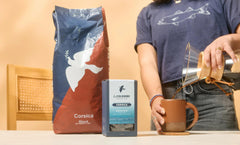 La Colombe paquete junto a regla para comparar tamaño y practicidad