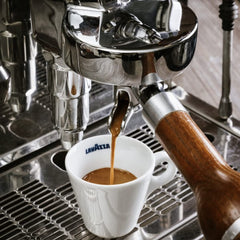 Lavazza bolsa abierta con granos esparcidos indicando frescura y versatilidad