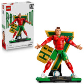 LEGO figura Cristiano Ronaldo frontal mostrando pose y presencia decorativa