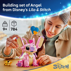 Figura montada de LEGO Angel mostrando su postura y colores vibrantes para exhibir