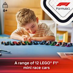 LEGO seis coches F1 en línea con colores de equipo y exhibición clara