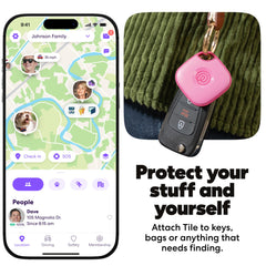 Life360 Tile sujeto en un llavero, ayuda a localizar llaves rápidamente.