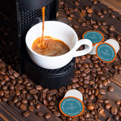 Lifeboost cápsula en mano para comparar tamaño y portabilidad