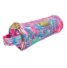 Lilly Pulitzer detalle de placa metálica dorada que añade estilo y durabilidad
