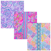 Lilly Pulitzer vista frontal del pack de 3 carpetas con diseños vibrantes y protección práctica