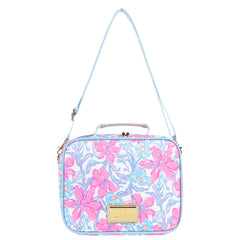 Lilly Pulitzer lunch box en uso al hombro, transporte cómodo y manos libres