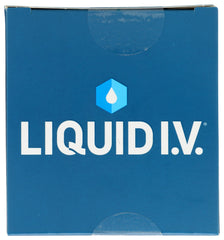 Liquid I.V. vaso con agua mezclada sabor sandía listo para beber