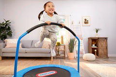 Niño usando Little Tikes trampolín interior para energía y coordinación