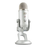 Blue Yeti frontal en plata mostrando diseño robusto y claridad de voz
