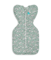 Love to Dream vista frontal del saco Swaddle Up en color olive, ajuste seguro