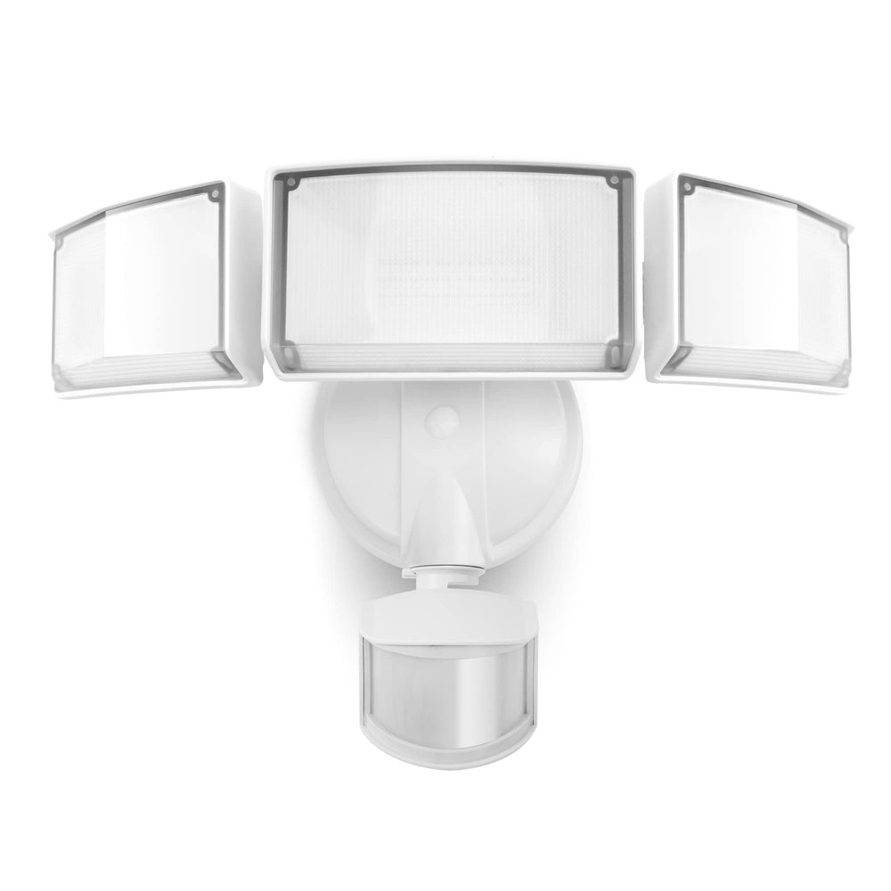 LUTEC foco frontal montado mostrando potente iluminación exterior