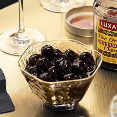 Luxardo cereza en cuchara lista para añadir sabor y decorar cóctel