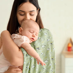 LYRICHOM BABY manta en uso envolviendo a un recién nacido, mantiene cómodo