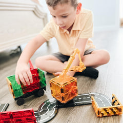MAGNA-TILES primer plano de la grúa extensible que muestra movimiento seguro y diversión