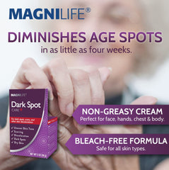 MagniLife aplicando crema en manos y rostro para unificar tono y humectar