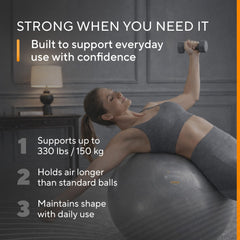 MANTRA SPORTS usuario en postura de yoga usando la pelota para estabilidad