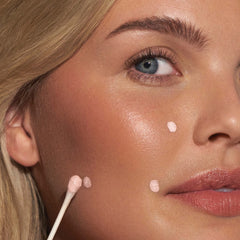 Mario Badescu aplicación con hisopo sobre granito para tratamiento puntual
