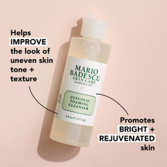 Mario Badescu aplicación en mano demostrando espuma ligera