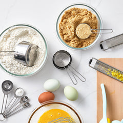 Martha Stewart uso en cocina midiendo harina para repostería con manejo cómodo