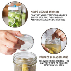 Masontops Pickle Pebble en uso dentro de frasco Mason manteniendo verduras sumergidas