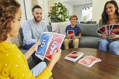 Mattel Games cartas Giant UNO dispersas en mesa para juego visible y social