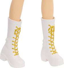 Mattel Zoey botas militares mostrando textura y realismo de diseño
