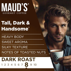 Maud's taza de café preparado con crema sedosa y aroma visible